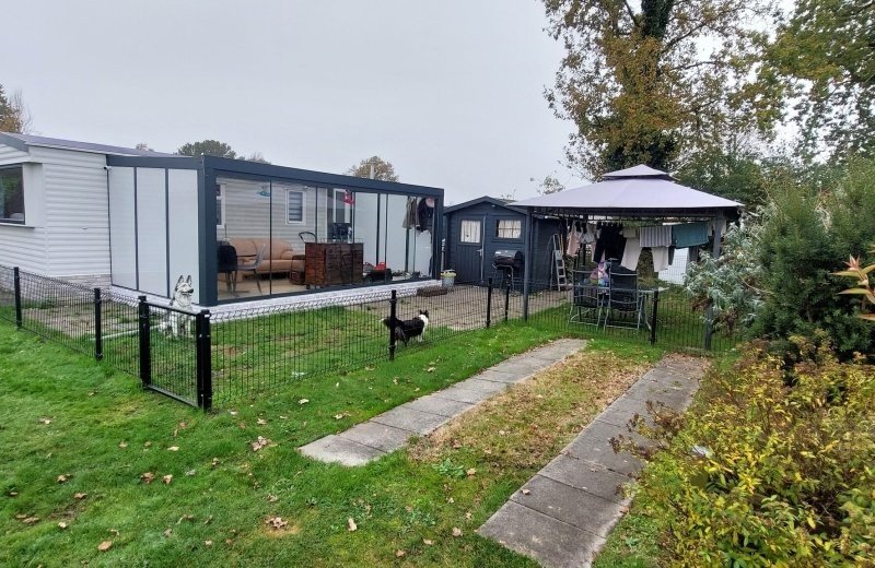 Geräumiges Chalet mit Aluminium-Pergola