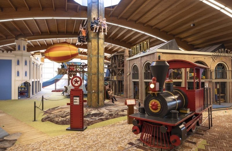 Indoor- und Outdoor-Spielplatz