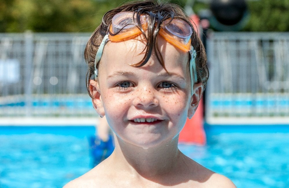 kind in zwembad camping tilburg